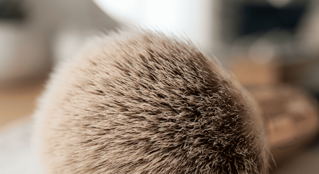 Gros plan sur les fibres synthétiques d'un pinceau de maquillage vegan.